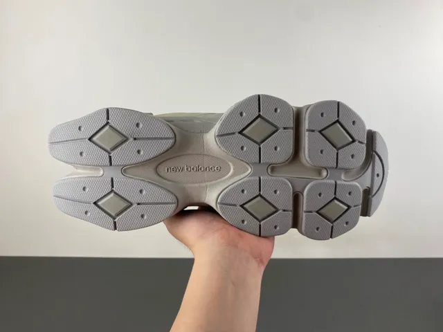 New Balance 9060 بيج مونوكروم سميك سنيكرز 9
