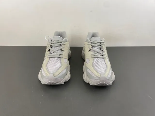 New Balance 9060 بيج مونوكروم سميك سنيكرز 11