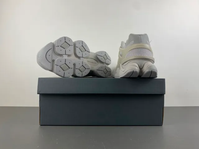 New Balance 9060 بيج مونوكروم سميك سنيكرز 16