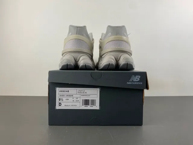 New Balance 9060 بيج مونوكروم سميك سنيكرز 17