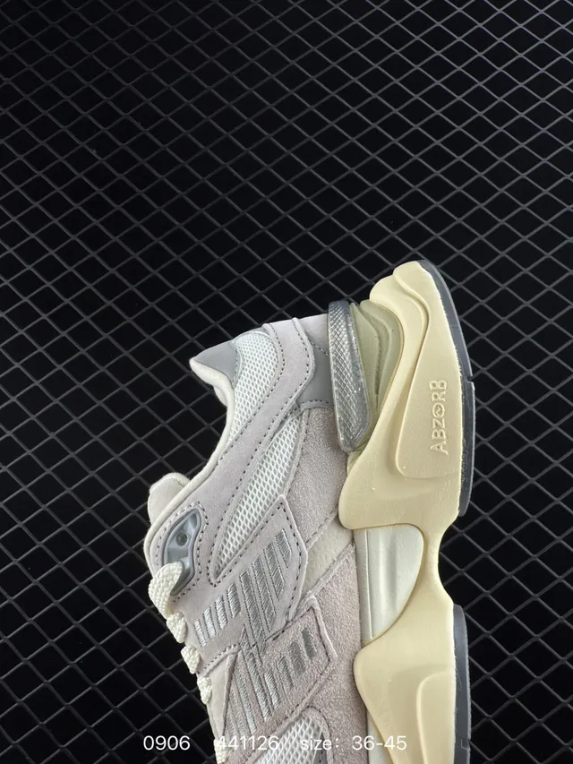 New Balance 9060 حذاء رياضي سميك رمادي بيج 3