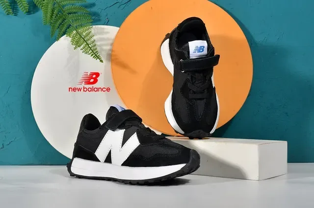 New Balance Beige Noir Retro Runner Velcro Sangle Baskets Lifestyle 2