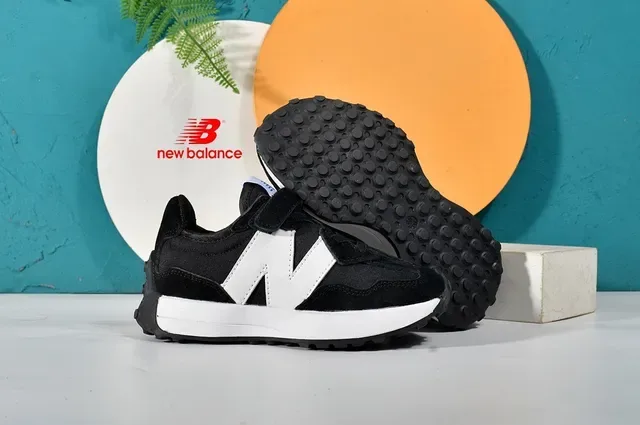New Balance Beige Noir Retro Runner Velcro Sangle Baskets Lifestyle 18