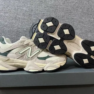 New Balance 米色绿色分层鞋底网布和麂皮鞋面厚底运动鞋
