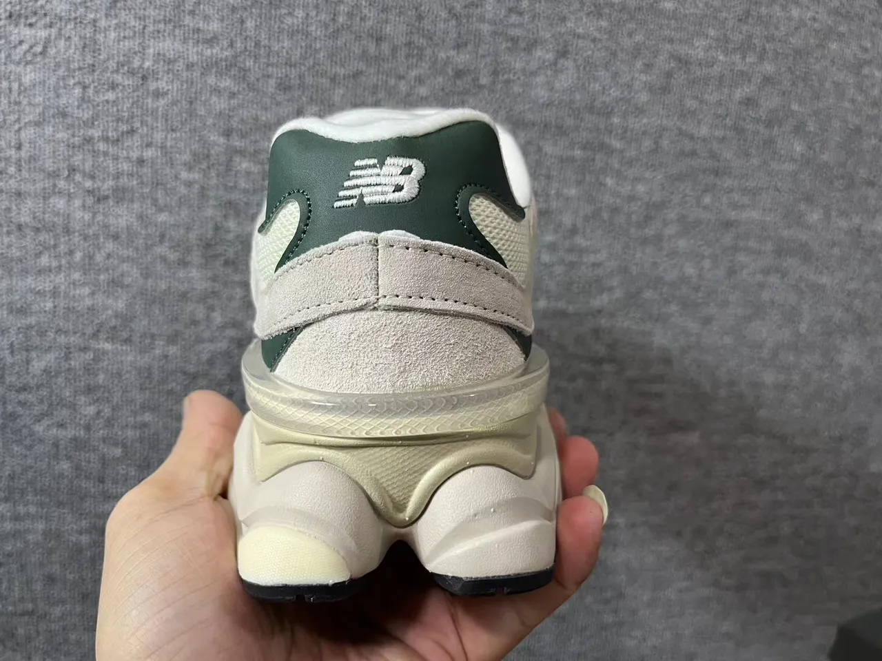 New Balance بيج وأخضر قاعدة متعددة الطبقات شبكي ومخملي أحذية رياضية سميكة 2
