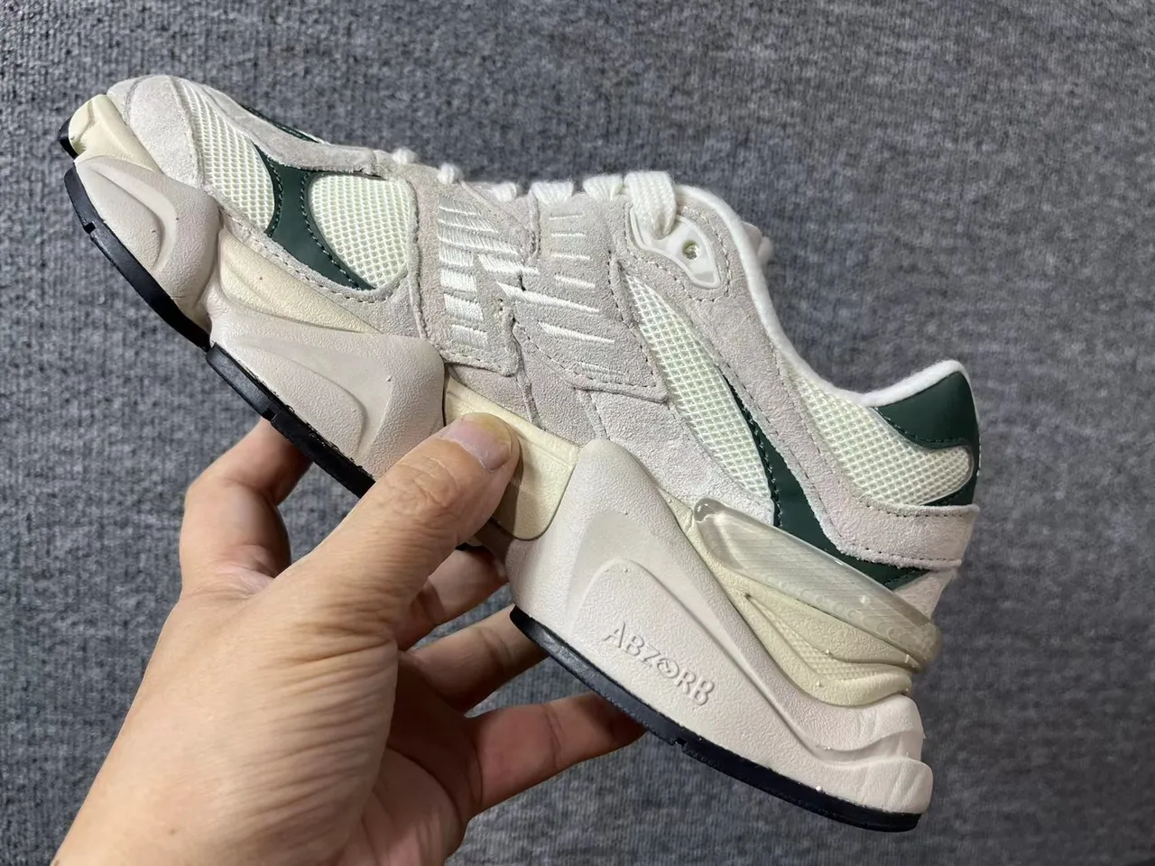 New Balance بيج وأخضر قاعدة متعددة الطبقات شبكي ومخملي أحذية رياضية سميكة 4