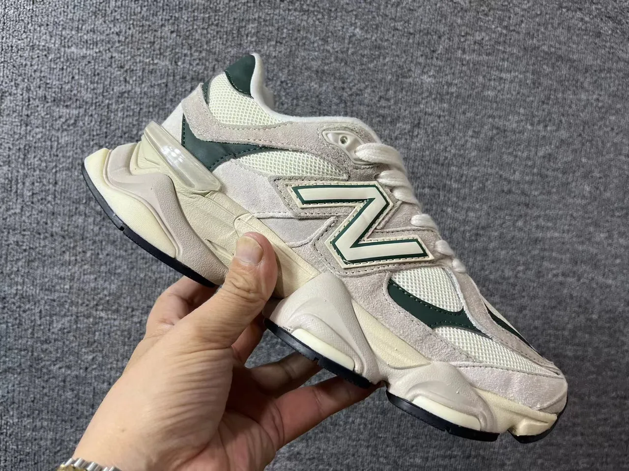 New Balance بيج وأخضر قاعدة متعددة الطبقات شبكي ومخملي أحذية رياضية سميكة 5