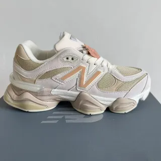 New Balance ভূরা গোলাপি খোদাই করা মিডসোল জাল এবং সুয়েড প্যানেলিং মোটা স্নিকার্স