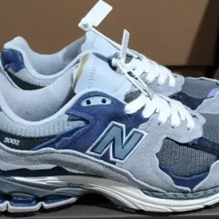 New Balance ধূসর নৌবাহিনী স্তরযুক্ত মেশ এবং সুয়েড উপর নীল ওভারলে জীবনধারণ স্নিকার্স
