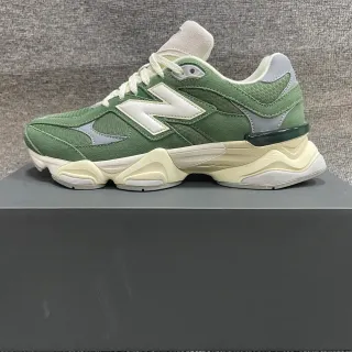 New Balance Vert Beige Semelle sculptée Daim olive et maille supérieure Baskets chunky