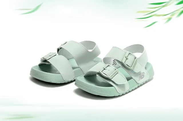 New Balance Sandálias Casuais para Crianças com Fivela de Duas Tiras 8