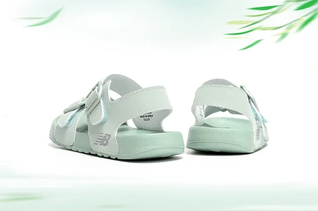 New Balance Sandálias Casuais para Crianças com Fivela de Duas Tiras 10