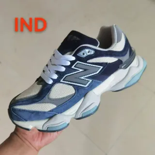 New Balance Navy White Midsole Tênis Chunky com parte superior de couro de bezerro e malha em camadas
