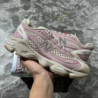 New Balance 粉米色分层中底镂空网面板厚底运动鞋
