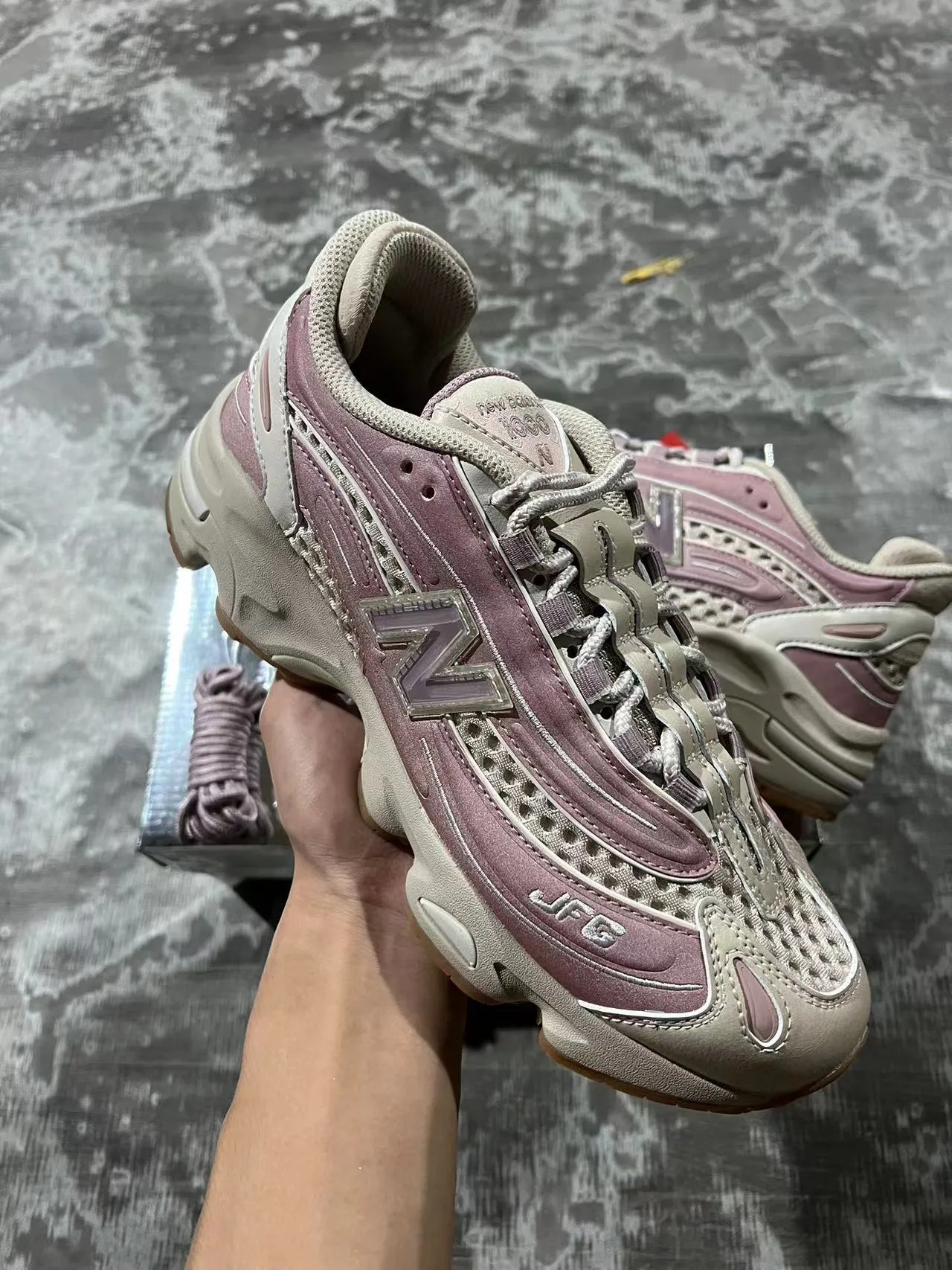 New Balance حذاء رياضي سميك بلون وردي بيج مع وسادة وسطية متعددة الطبقات ولوحات شبكية مثقوبة 2