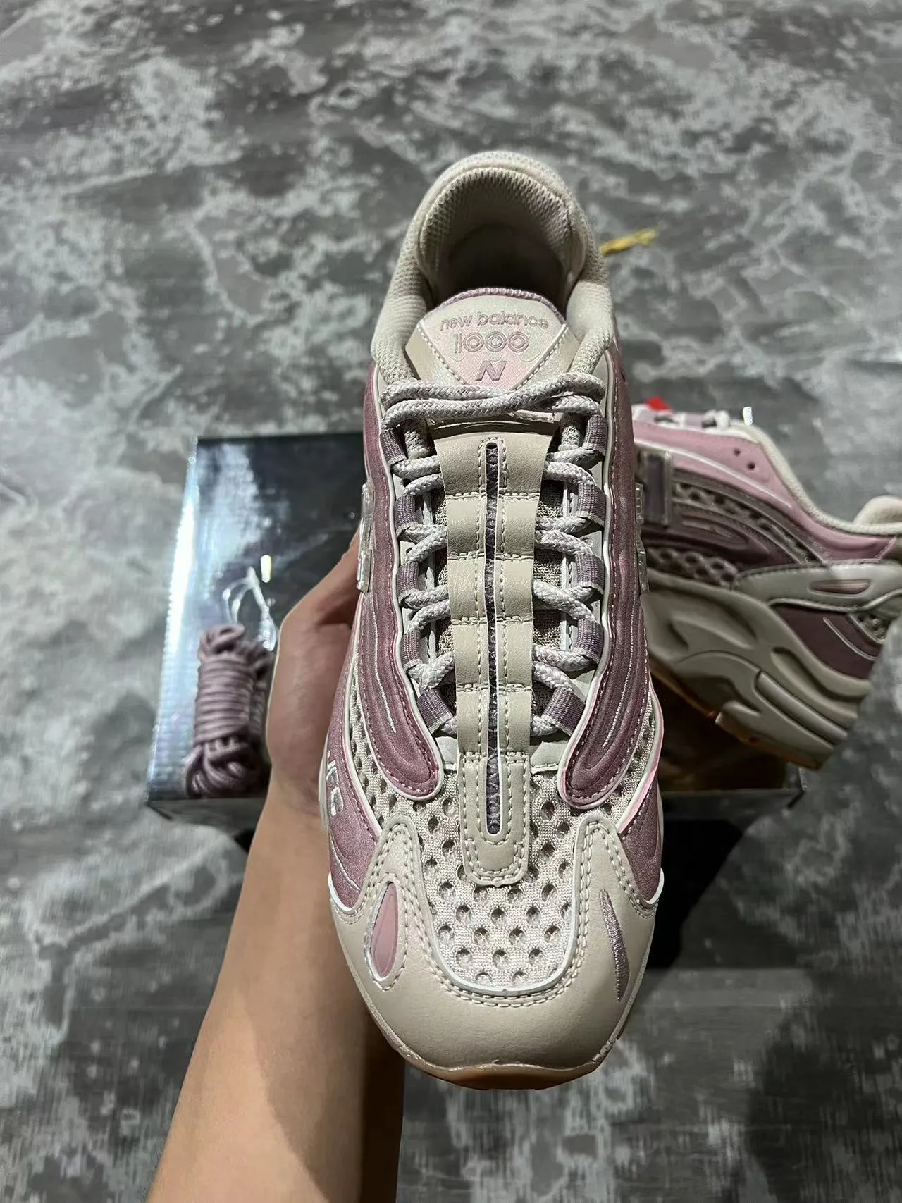 New Balance حذاء رياضي سميك بلون وردي بيج مع وسادة وسطية متعددة الطبقات ولوحات شبكية مثقوبة 3