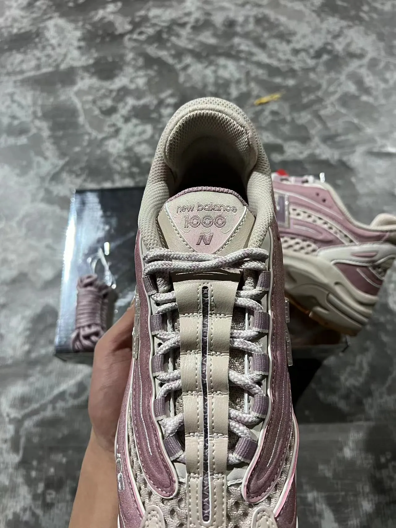 New Balance حذاء رياضي سميك بلون وردي بيج مع وسادة وسطية متعددة الطبقات ولوحات شبكية مثقوبة 4