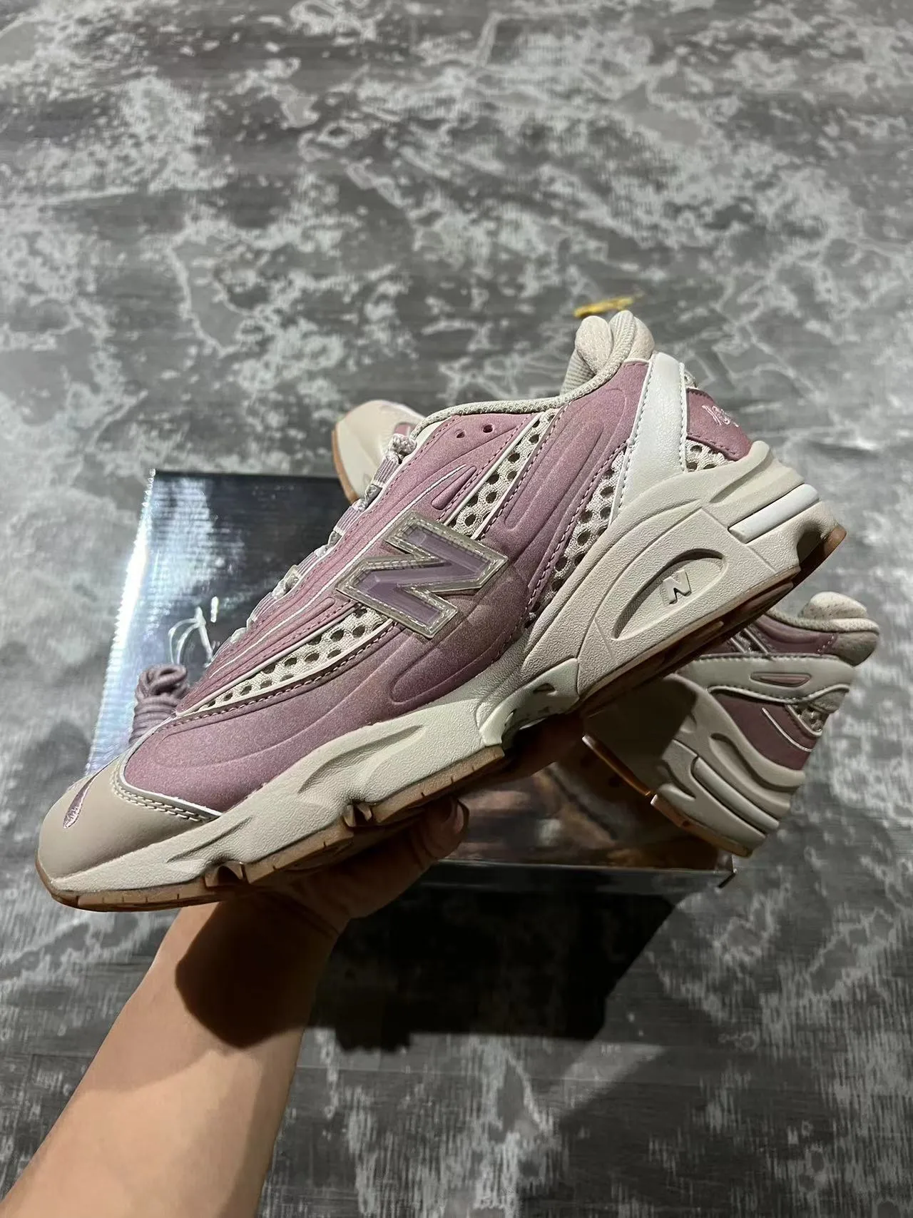 New Balance حذاء رياضي سميك بلون وردي بيج مع وسادة وسطية متعددة الطبقات ولوحات شبكية مثقوبة 5