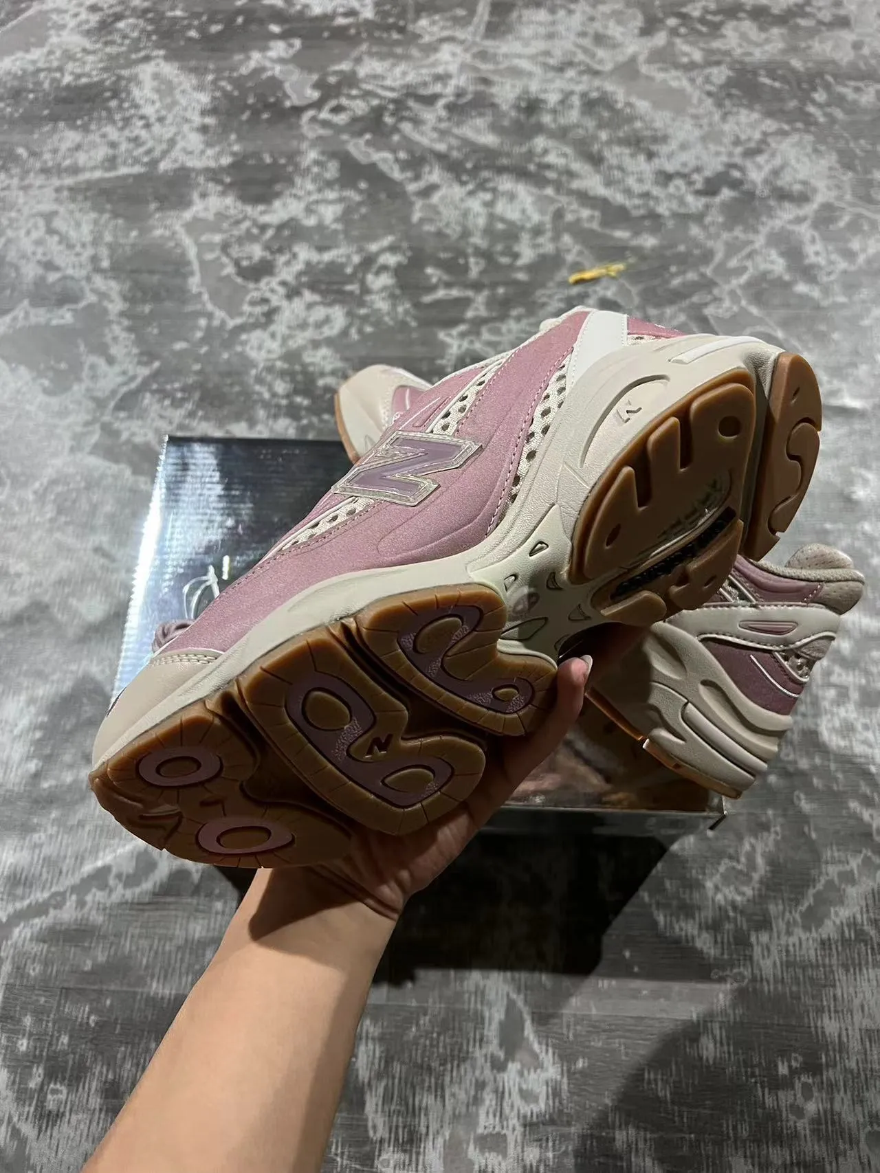 New Balance حذاء رياضي سميك بلون وردي بيج مع وسادة وسطية متعددة الطبقات ولوحات شبكية مثقوبة 6