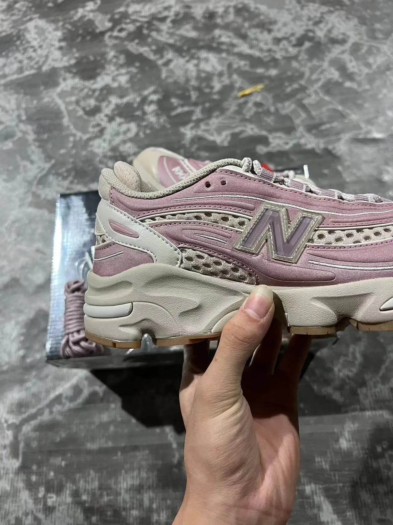 New Balance حذاء رياضي سميك بلون وردي بيج مع وسادة وسطية متعددة الطبقات ولوحات شبكية مثقوبة 7
