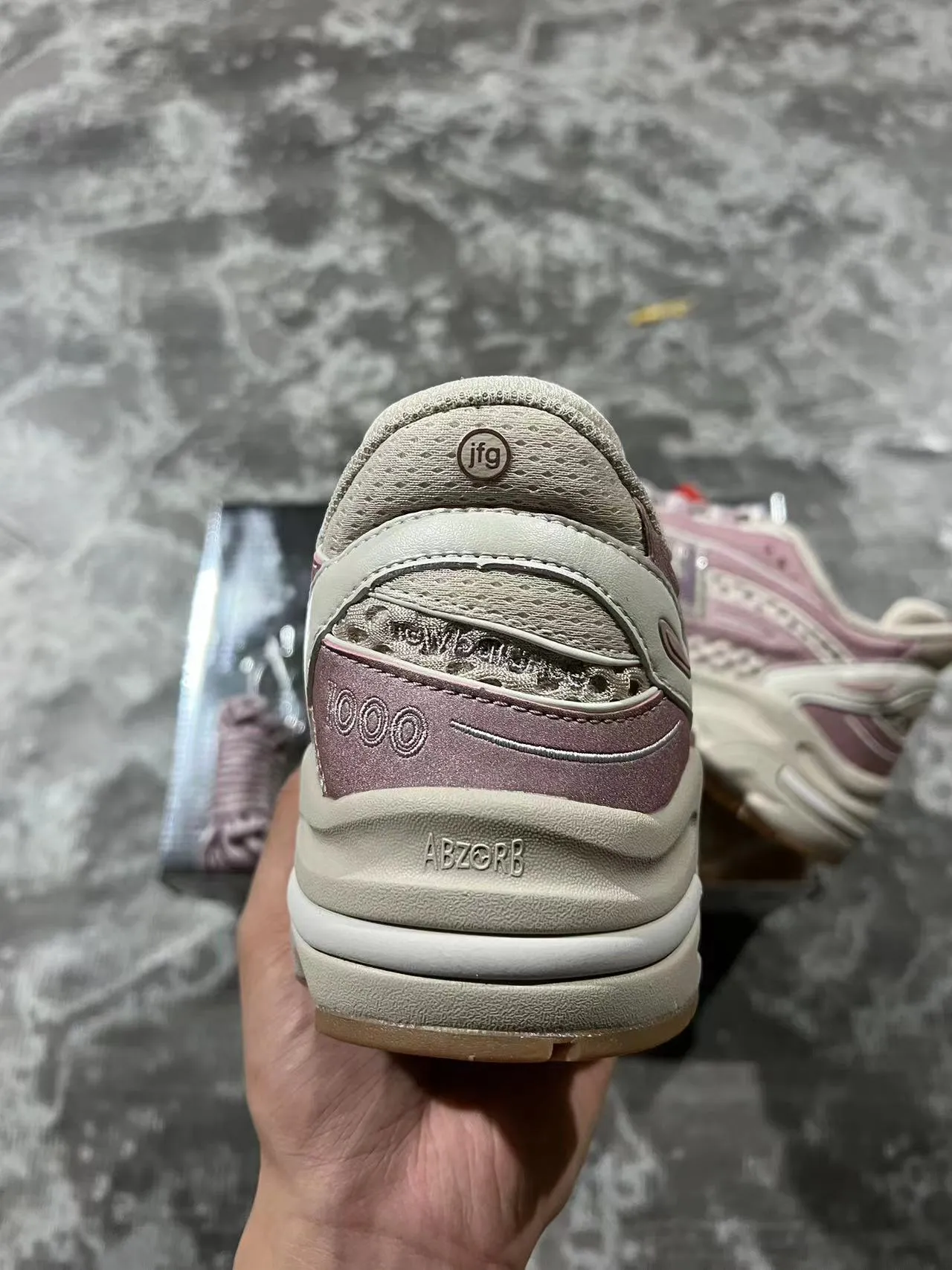 New Balance حذاء رياضي سميك بلون وردي بيج مع وسادة وسطية متعددة الطبقات ولوحات شبكية مثقوبة 8
