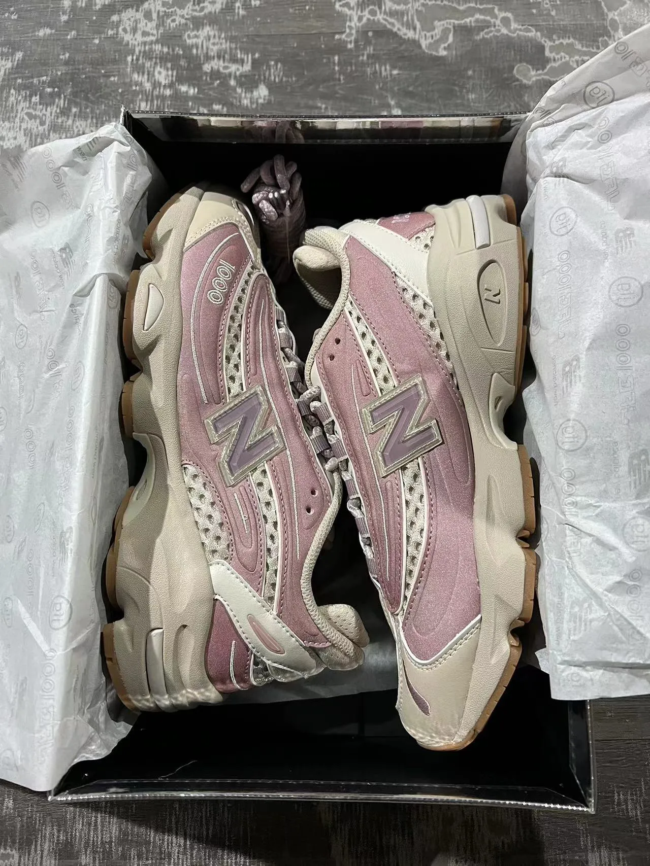New Balance حذاء رياضي سميك بلون وردي بيج مع وسادة وسطية متعددة الطبقات ولوحات شبكية مثقوبة 9