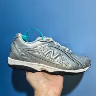New Balance 银蓝金属合成鞋面压印 N Logo 运动鞋