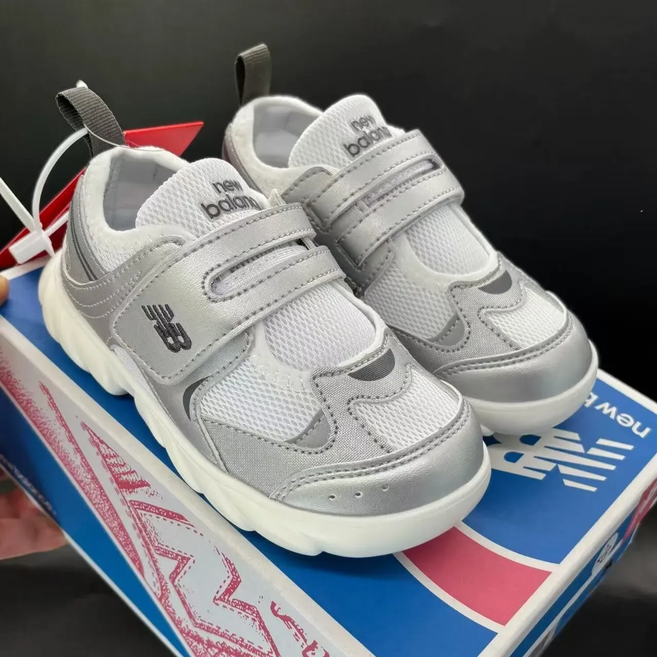 New Balance Prateado Branco Dupla Velcro Alça Fechamento Malha e Sobreposição Sintética Construção Tênis Lifestyle 9