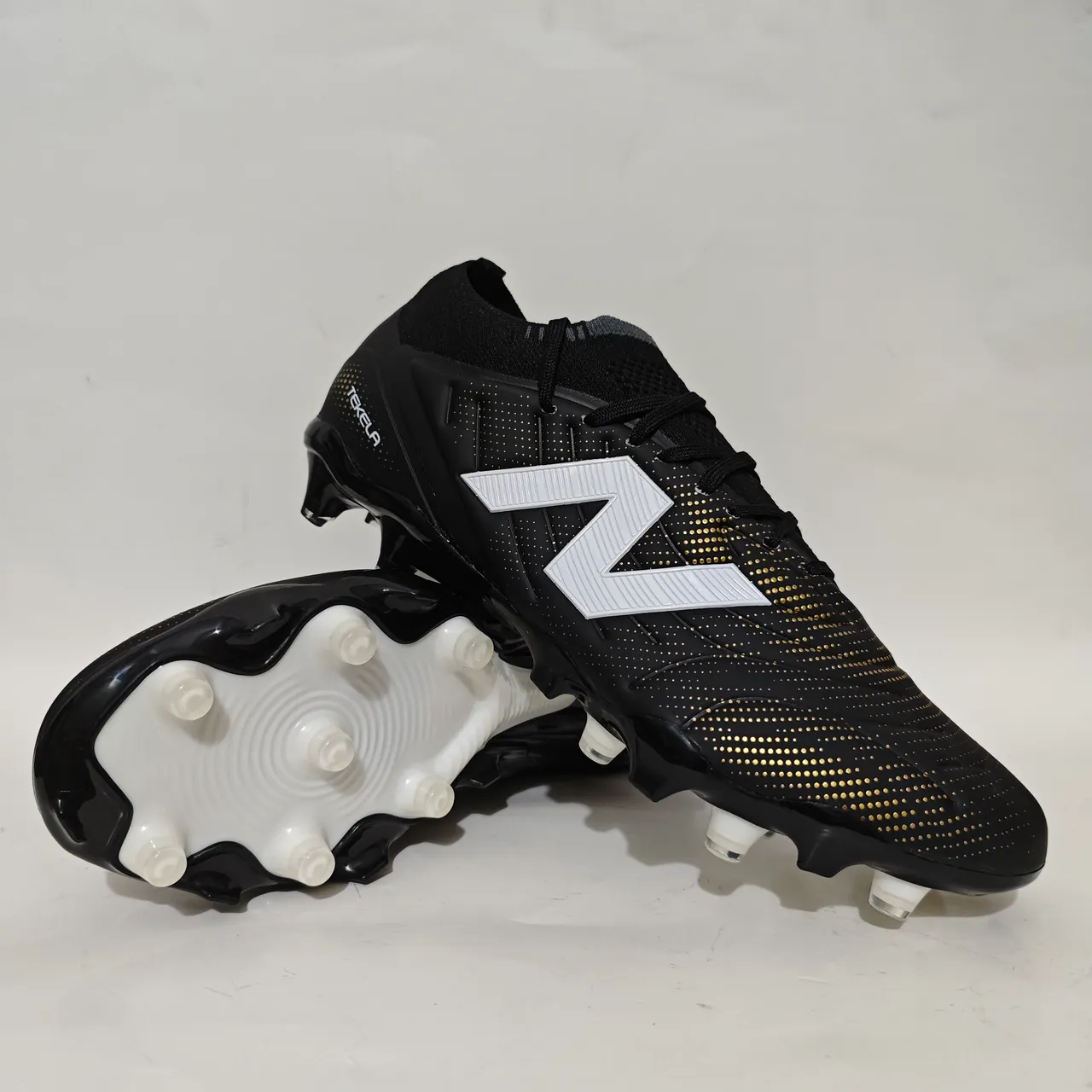 New Balance Tekela Preto e Dourado Baixo-Corte Colar Ajustado a Meia Campo Firme Sapatos de Futebol 11