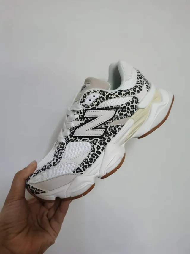 New Balance Tênis Brancos Pretos com Overlay de Impressão de Leopardo Midsole Esculpido Chunky 2