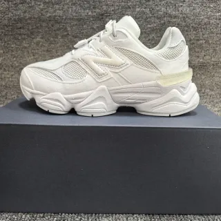 New Balance 白色透明雕塑底网面和麂皮质感上身厚底运动鞋