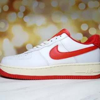 Nike Air Force 1 Tênis Lifestyle Branco e Vermelho