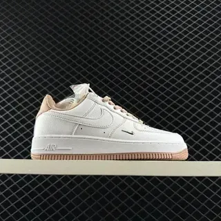 Nike Air Force 1 حذاء أسلوب حياة أبيض وتان