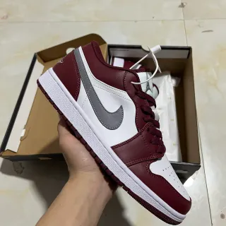 Nike Air Jordan 1 برغوندي وأبيض سينكرز لايف ستايل