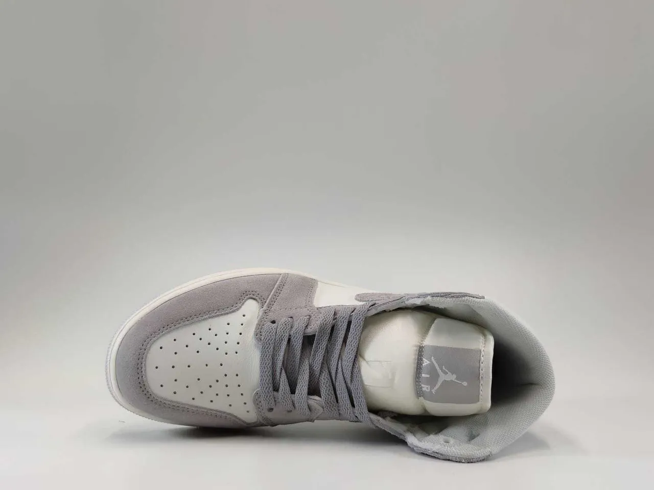 Nike Air Jordan 1 ग्रे सूड हाई-टॉप बास्केटबॉल जूते 4