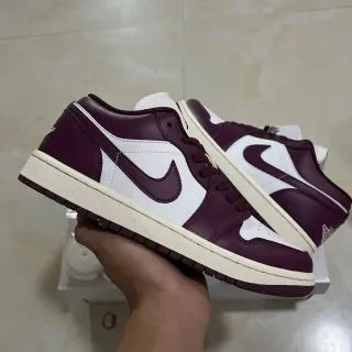 Nike Air Jordan 1 Low বার্গান্ডি এবং হোয়াইট লাইফস্টাইল স্নিকার