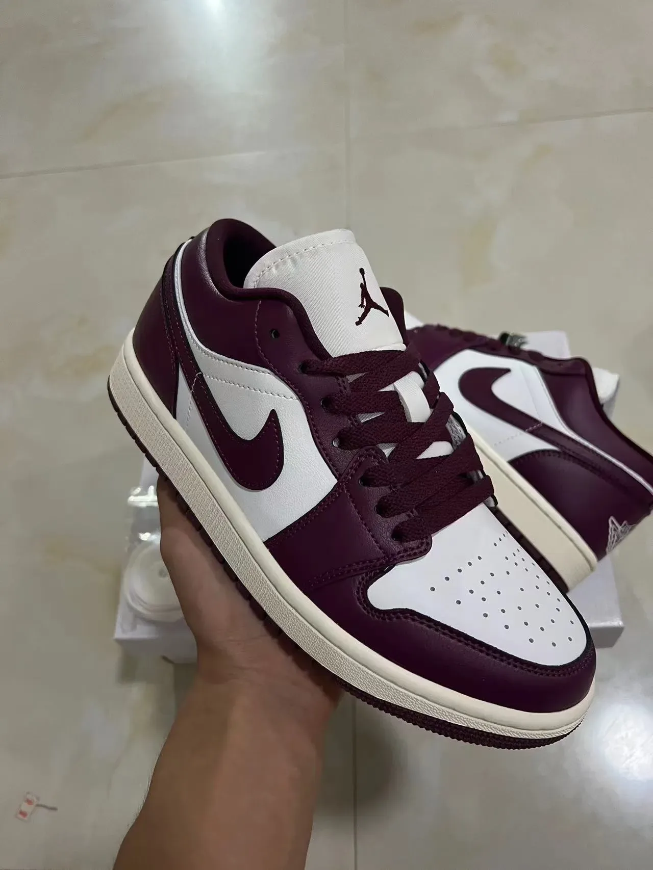 Nike Air Jordan 1 Low Borgonha e Branco Sneakers Lifestyle 2