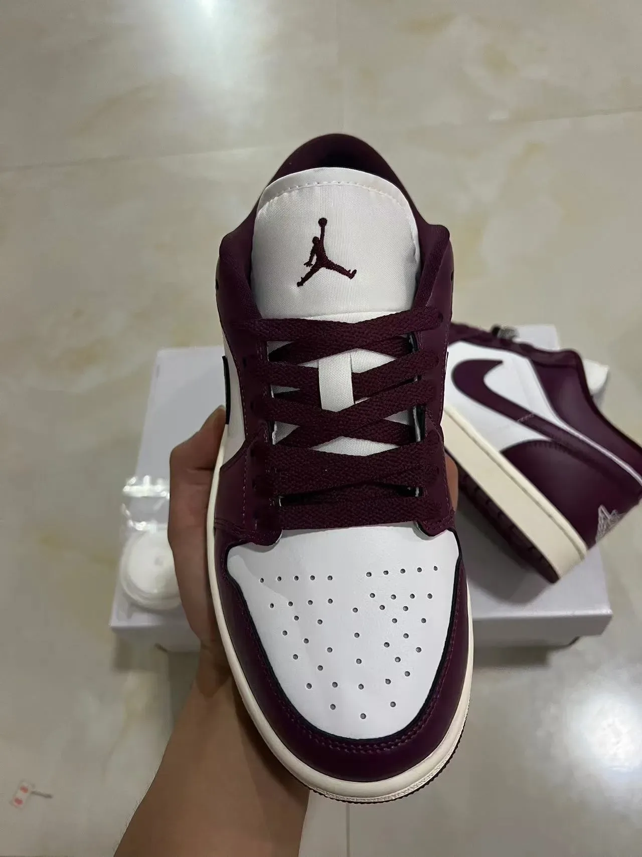 Nike Air Jordan 1 Low Borgonha e Branco Sneakers Lifestyle 3