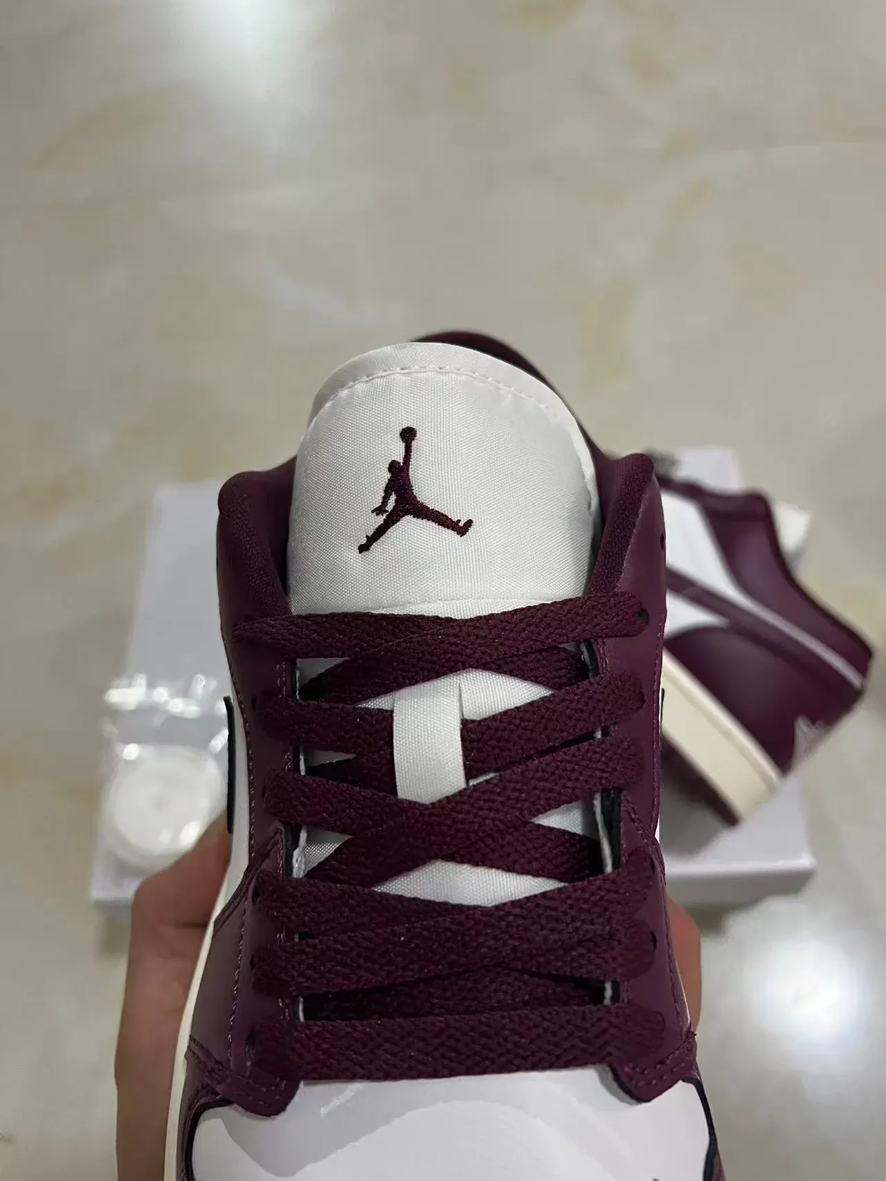 Nike Air Jordan 1 Low Borgonha e Branco Sneakers Lifestyle 4