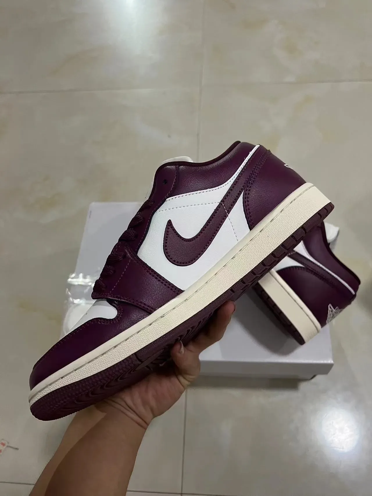 Nike Air Jordan 1 Low Borgonha e Branco Sneakers Lifestyle 5