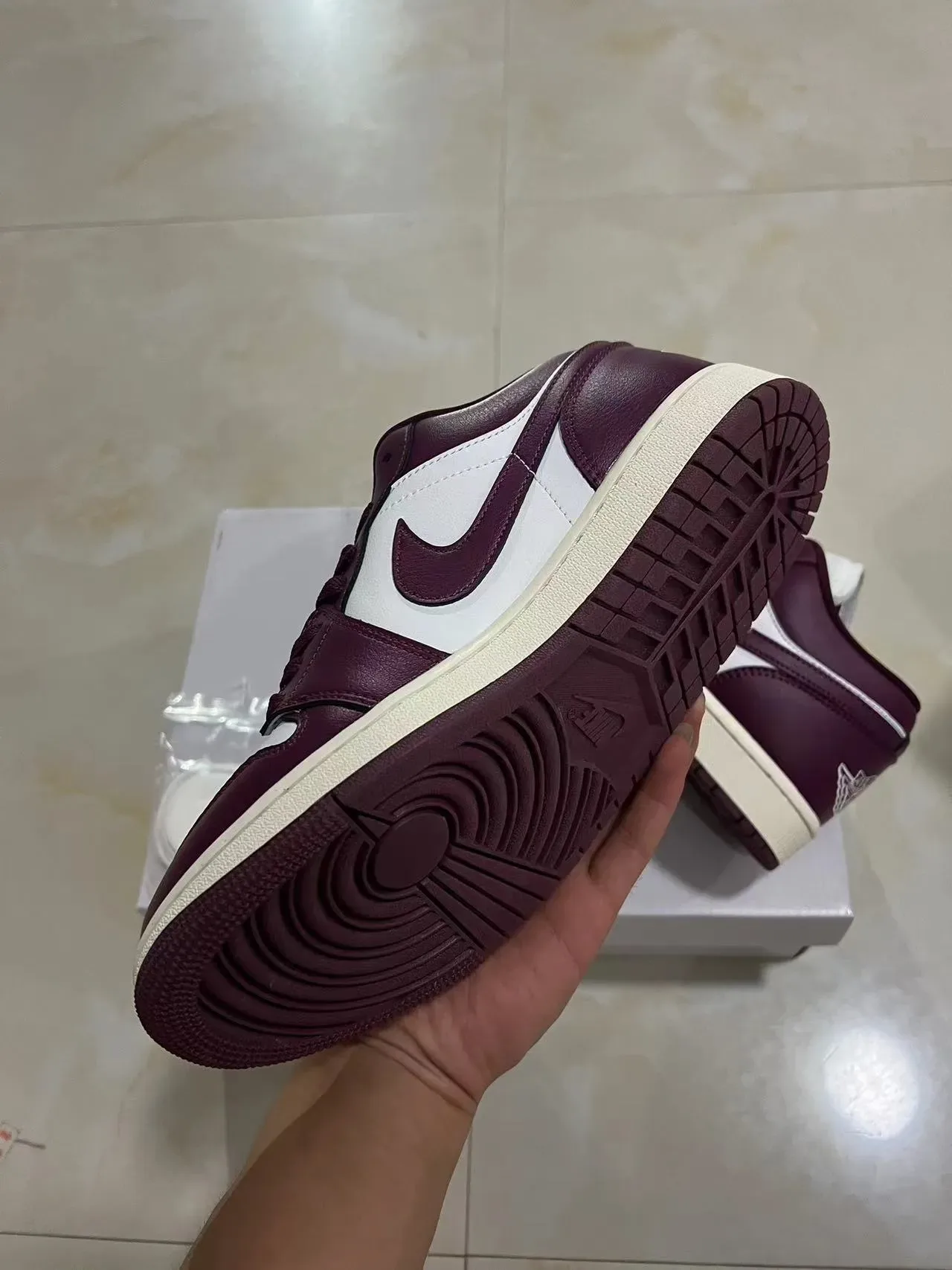 Nike Air Jordan 1 Low Borgonha e Branco Sneakers Lifestyle 6