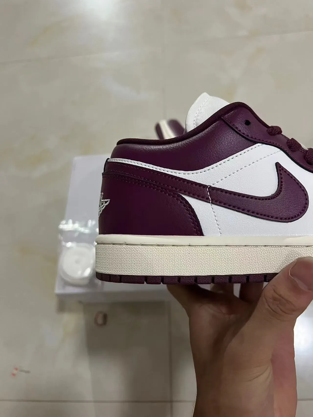 Nike Air Jordan 1 Low Borgonha e Branco Sneakers Lifestyle 7