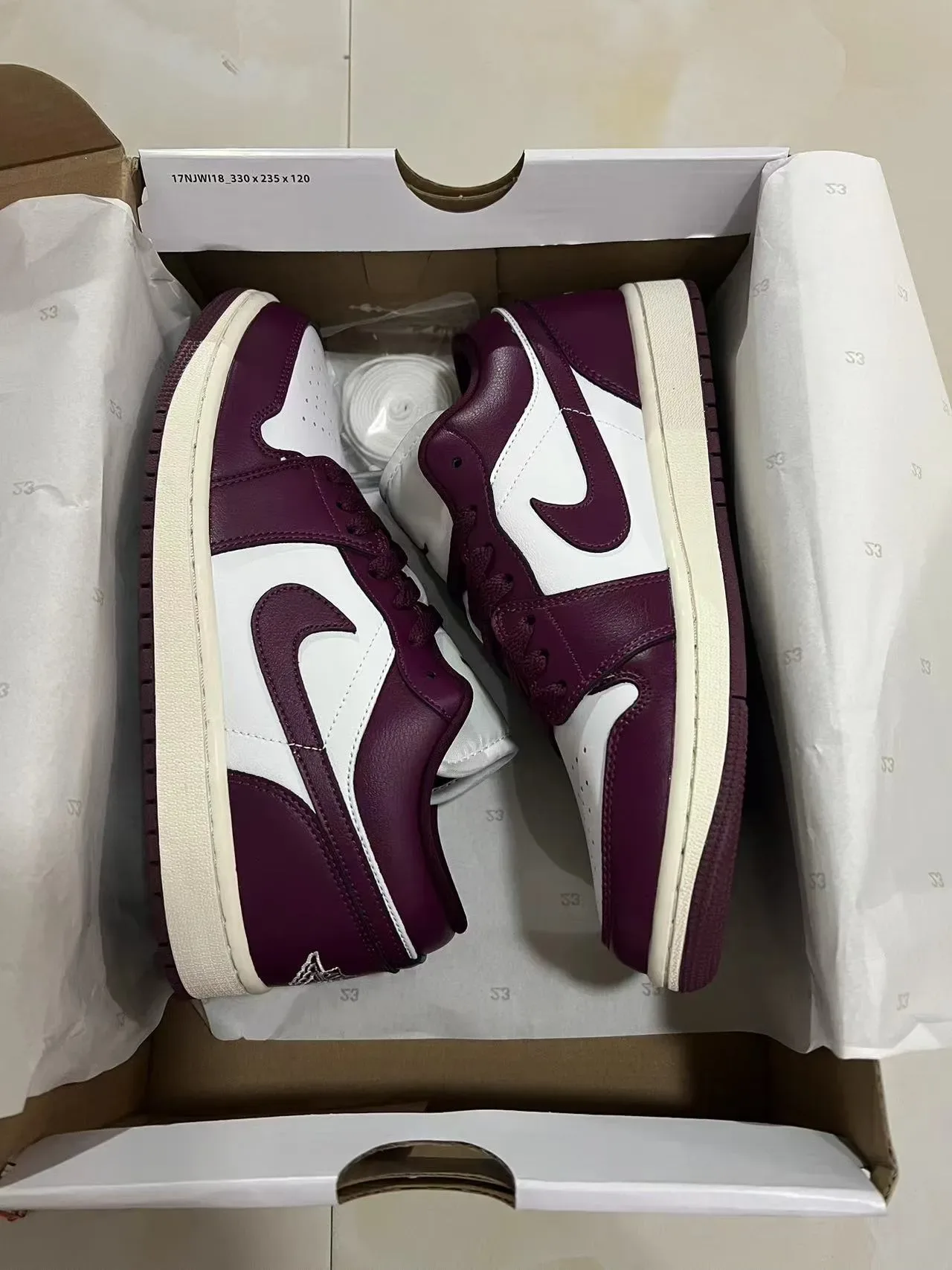 Nike Air Jordan 1 Low Borgonha e Branco Sneakers Lifestyle 9