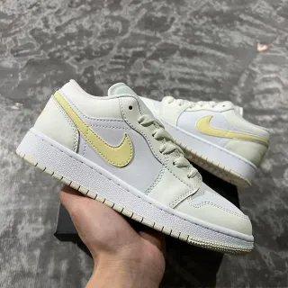 Nike Air Jordan 1 Low أصفر شاحب أحذية نمط حياة