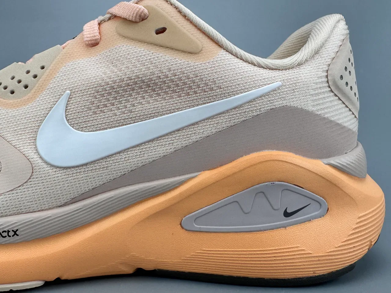 Nike বেজ কমলা ইঞ্জিনিয়ার্ড মেশ আপার স্কাল্পটেড মিডসোল রানিং জুতা 5