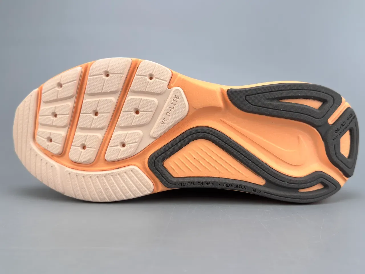 Nike বেজ কমলা ইঞ্জিনিয়ার্ড মেশ আপার স্কাল্পটেড মিডসোল রানিং জুতা 6