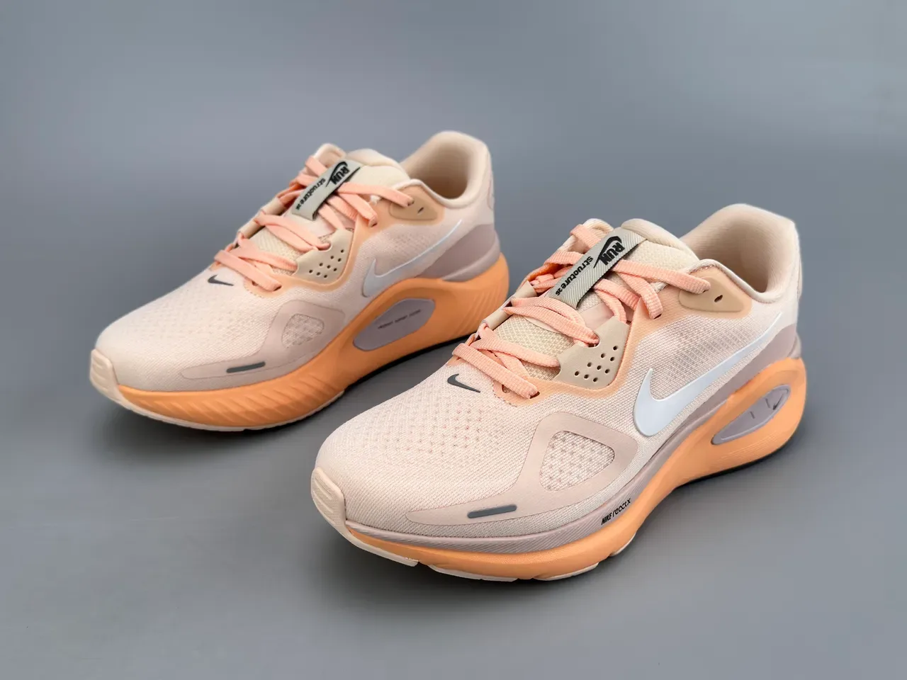 Nike বেজ কমলা ইঞ্জিনিয়ার্ড মেশ আপার স্কাল্পটেড মিডসোল রানিং জুতা 7