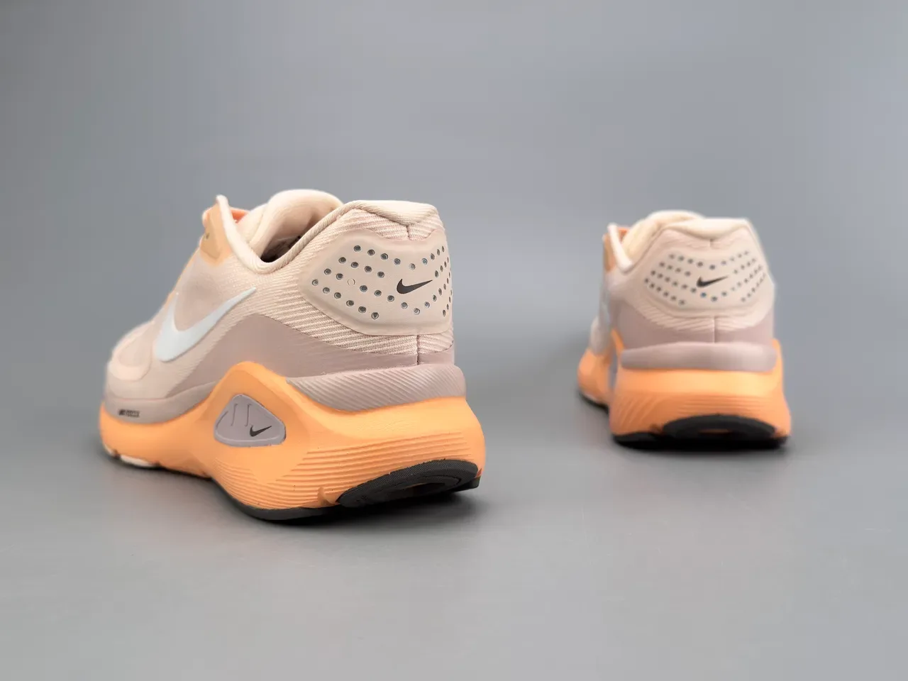 Nike বেজ কমলা ইঞ্জিনিয়ার্ড মেশ আপার স্কাল্পটেড মিডসোল রানিং জুতা 8