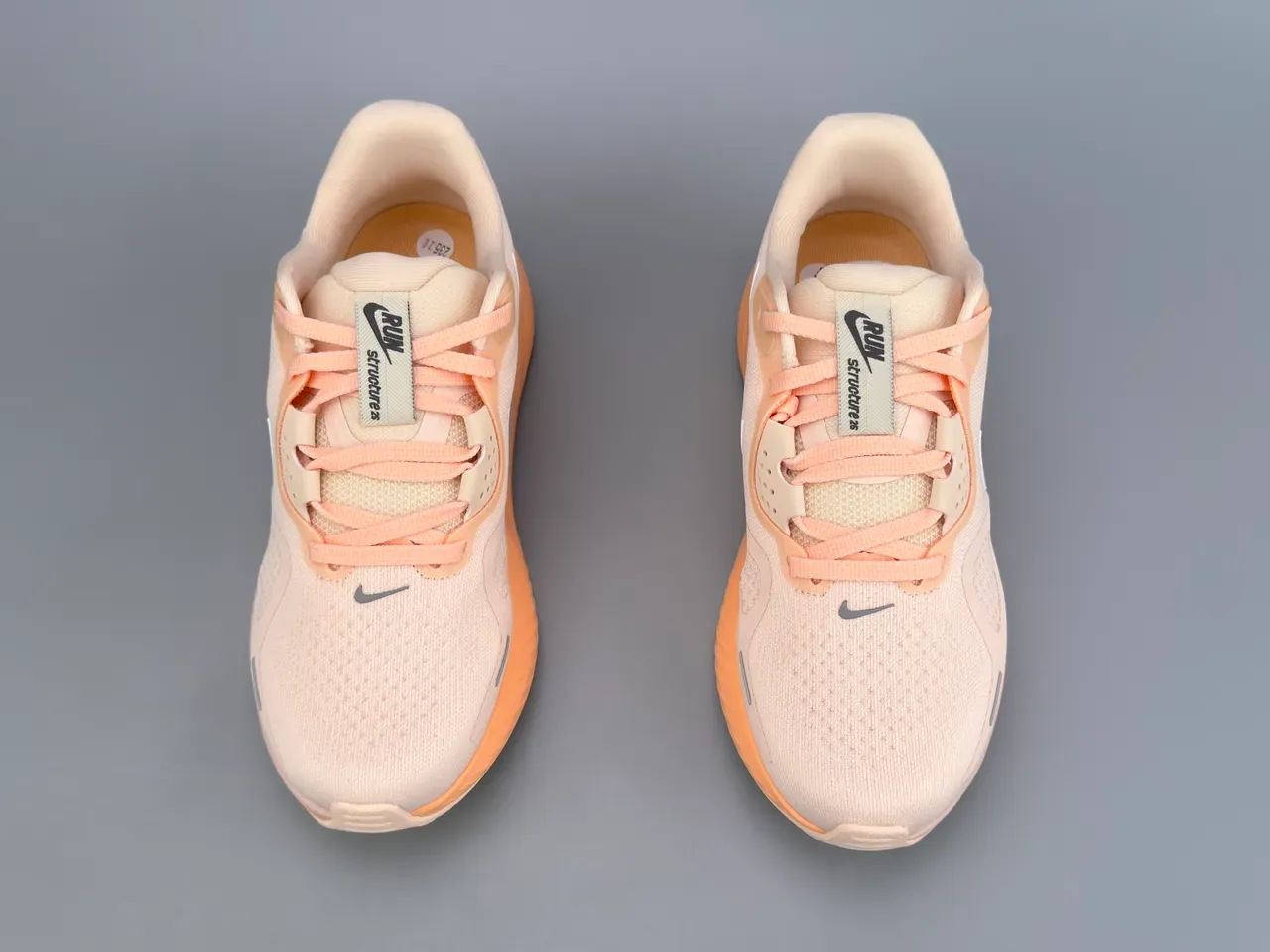 Nike বেজ কমলা ইঞ্জিনিয়ার্ড মেশ আপার স্কাল্পটেড মিডসোল রানিং জুতা 9