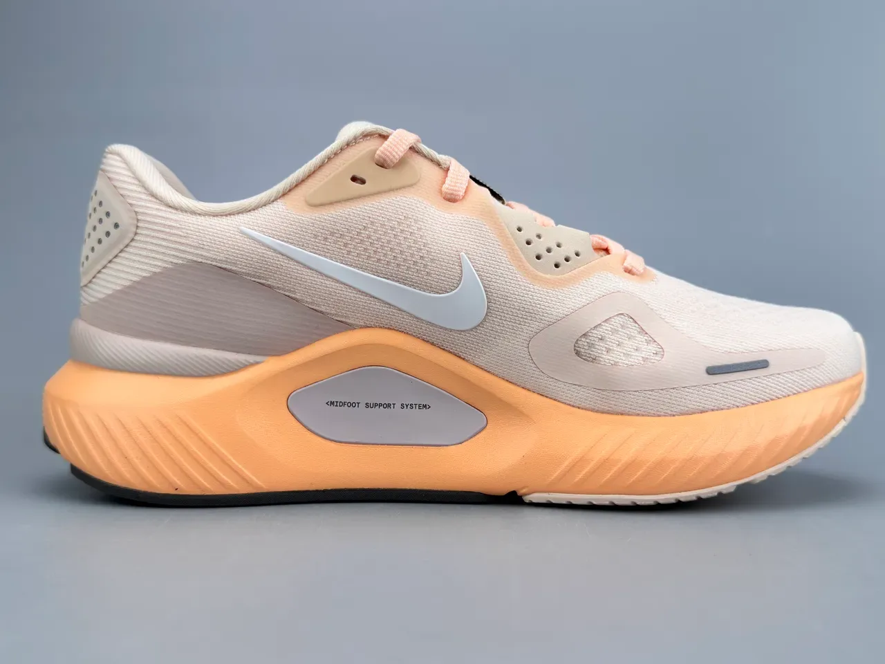 Nike বেজ কমলা ইঞ্জিনিয়ার্ড মেশ আপার স্কাল্পটেড মিডসোল রানিং জুতা 10